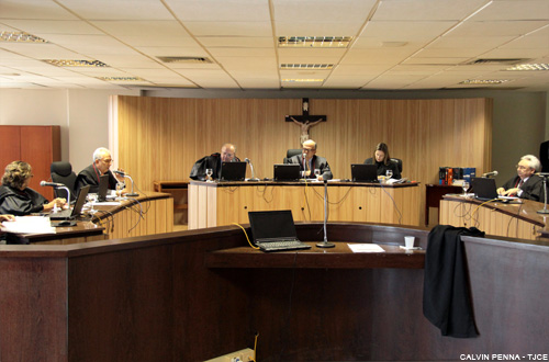 Comerciante vítima de cobranças ilegais deve ser indenizado