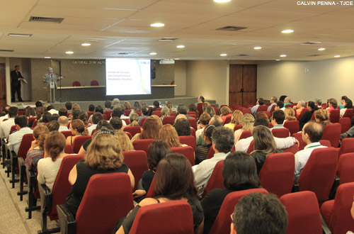 Magistrados e servidores participam de palestra sobre gestão de competências