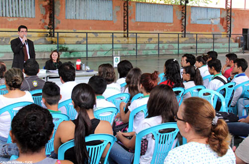 Juiz explica o funcionamento da Justiça para estudantes de escola estadual