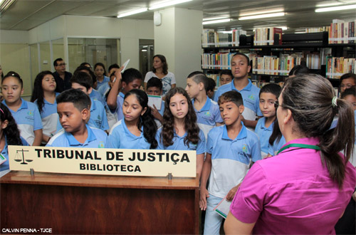 Estudantes de escolas municipais conhecem sede do Poder Judiciário