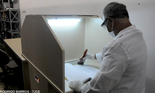 Deficientes auditivos realizam higienização de processos no Fórum