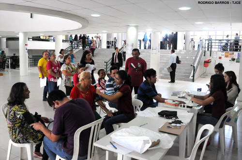 Alunos de Medicina da UFC realizam atendimento no Fórum