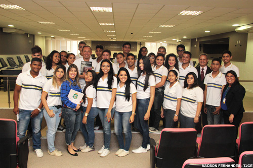 Alunos do Ensino Médio conhecem instalações e funcionamento do TJCE