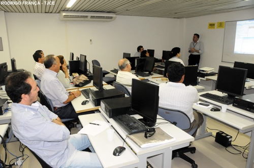 Oficiais de Justiça são capacitados sobre mandados eletrônicos