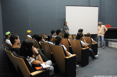 Estudantes participam de palestra sobre o funcionamento do Fórum