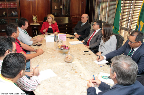 Presidente Iracema Vale recebe  sindicalistas e firma compromissos