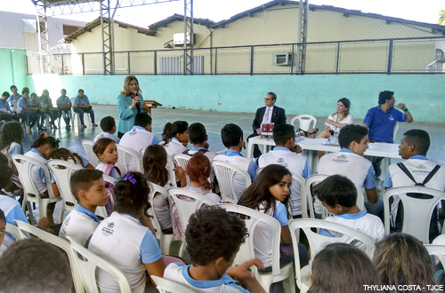 Juíza profere palestra sobre “Deveres dos Adolescentes” para alunos de escola municipal