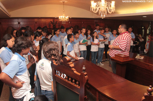Estudantes de escolas municipais visitam TJCE