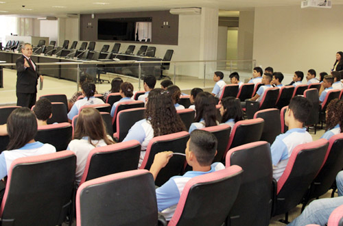 Alunos de escola municipal  visitam Tribunal de Justiça