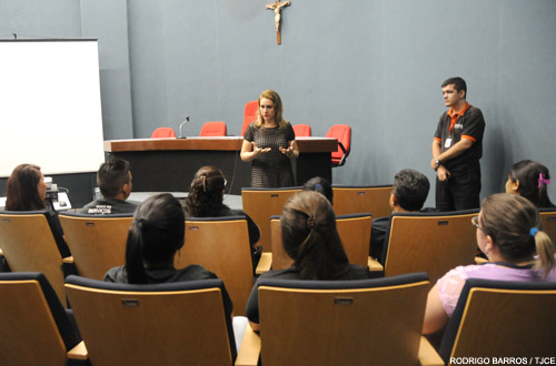 Alunos do Instituto Pacoti fazem visita guiada no Fórum