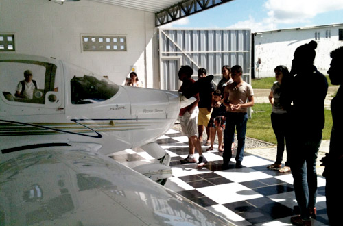 Adolescentes em situação de acolhimento sobrevoam litoral em dia de lazer