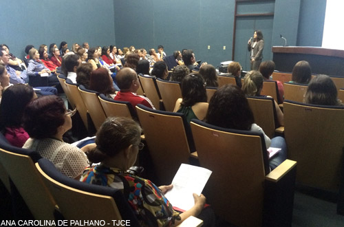Neuropsicóloga explica sintomas do Alzheimer para servidores do Fórum
