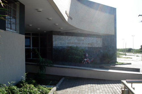 Juiz determina que Estado vacine detentos da cadeia de Quixadá