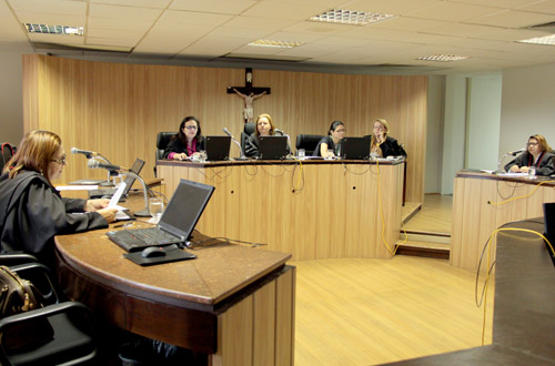 Casal que comprou imóvel e não recebeu no prazo será indenizado em R$ 18 mil