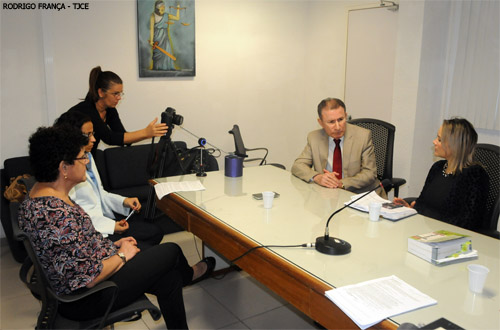 Juiz concede entrevista para documentário sobre saúde materno-infantil nas prisões