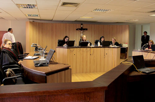 Empresa de blindagem deve indenizar cliente em R$ 20 mil por negativa de prestação de serviço