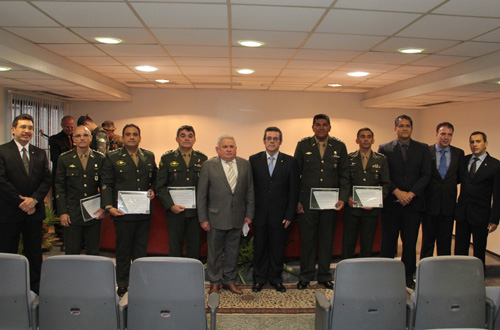 Diretoria do Fórum das Turmas Recursais homenageia militares do Exército Brasileiro