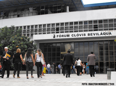 Julgamento da estudante que ateou fogo na mãe está marcado para esta quinta-feira