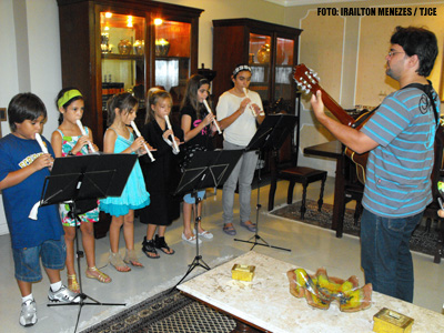 Coral de crianças ensaia para apresentação na festa de Natal do TJCE