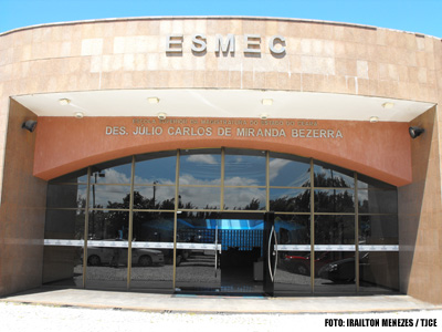 Esmec abre inscrições para cursos de línguas