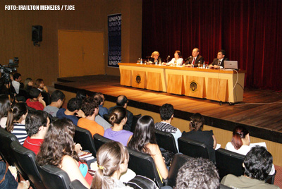 Desembargador Ernani Barreira participa de palestra para estudantes de Direito da Unifor