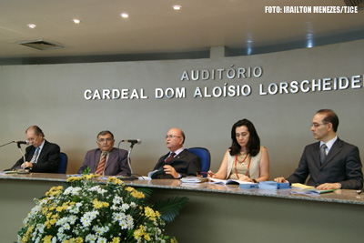 Debate sobre adoção destaca prejuízos para quem fica mais de dois anos em abrigos