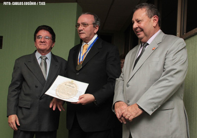 Medalha Des. Júlio Carlos de Miranda Bezerra é entregue durante solenidade na Esmec