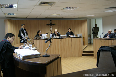 Coelce deve indenizar cliente por erro em corte de energia