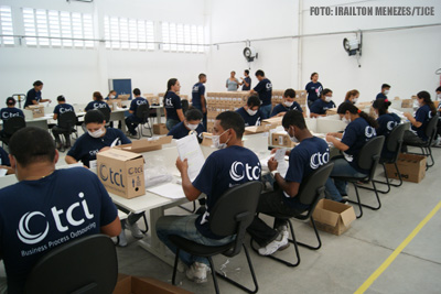 Presidente do TJCE, governador do Estado e presidente da AL visitam central de digitalização