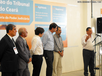 Presidente do TJCE apresenta central de digitalização de processos ao governador do Estado