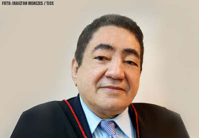 Desembargador Jucid Peixoto lança livro na Unifor sobre política criminal