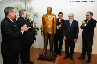 Estátua do jurista Paulo Bonavides é inaugurada no Fórum Clóvis Beviláqua