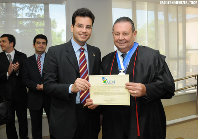Desembargador Ernani Barreira recebe medalha da Associação Cearense de Magistrados