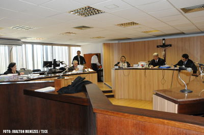 Camed deve fornecer material importado para cirurgia em professora com doença degenerativa