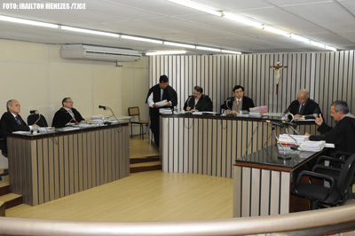 Estado do Ceará deve fornecer medicamentos a aposentado portador de câncer linfático