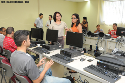 TJCE firma parceria com Apada para contratação de deficientes auditivos no trabalho de digitalização