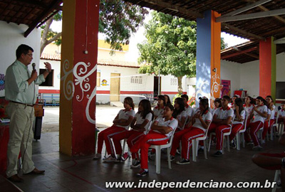 Juiz alerta estudantes de Independência sobre o poder de destruição das drogas