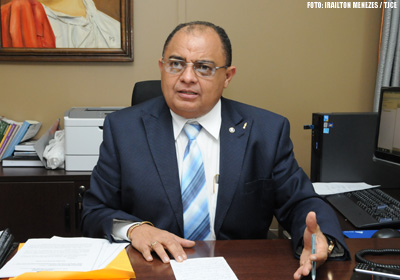 Desembargador Teodoro Silva Santos declara ilegalidade da greve dos professores