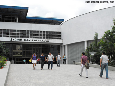 Criança com doença ocular rara ganha na Justiça direito de realizar tratamento em Belo Horizonte