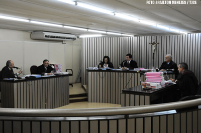 Adolescente que cometeu assalto e tomou carro de grávida deve cumprir medida de internação