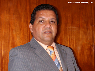 Juiz Raimundo Nonato lança na Esmec  livro sobre conflitos fundiários