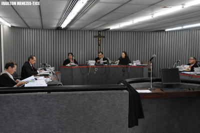 Supermercado deve indenizar frentista agredido e algemado no estacionamento