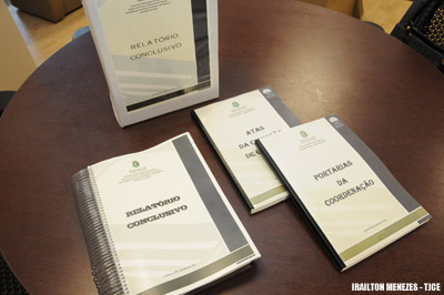 Desa. Sérgia Miranda entrega relatório final do concurso dos cartórios ao presidente do TJCE