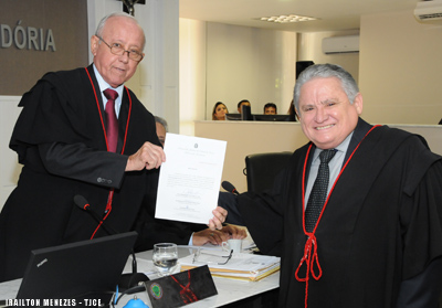 Desembargador Haroldo Máximo recebe declaração de cumprimento da Meta 2 do CNJ