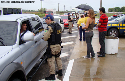 Mais de 450 pessoas participam de blitz educativa do Juizado da Mulher e da PRF