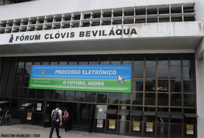 Juiz determina que financeira pague R$ 5 mil para servidora pública vítima de fraude