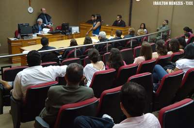 Jurados acatam tese de legítima defesa e absolvem acusada de matar companheiro