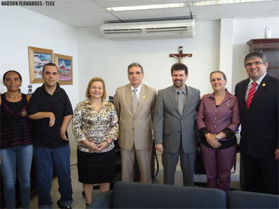 Desembargadora Sérgia Miranda apresenta Poder Judiciário a estudante portador de deficiência física