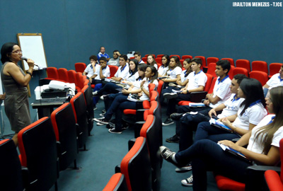 Estudantes do Ensino Médio participam de visita ao Fórum Clóvis Beviláqua