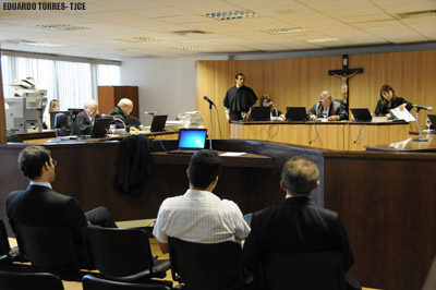 Município de Fortaleza deve indenizar motorista que teve carro danificado ao cair em buraco